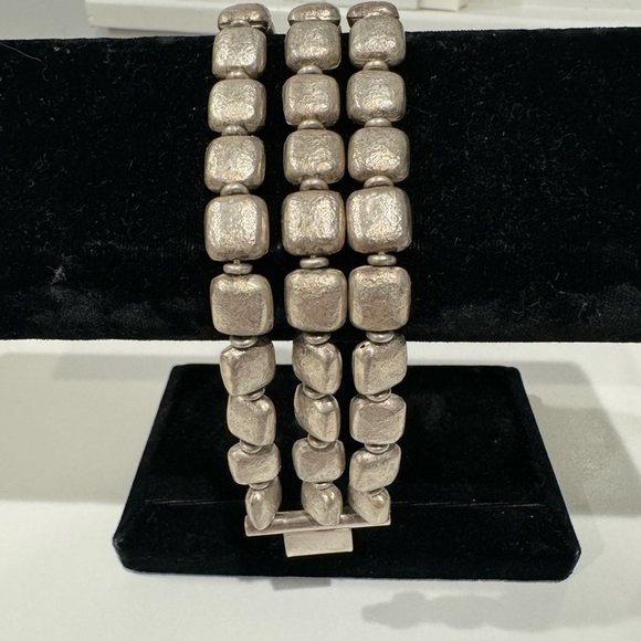 Vintage Arella Hammered Silver Triple Strand Bracelet. EUC - Picture 2 of 7